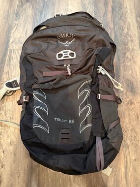 OSPREY Talon 22 Backpack in Black and Gray